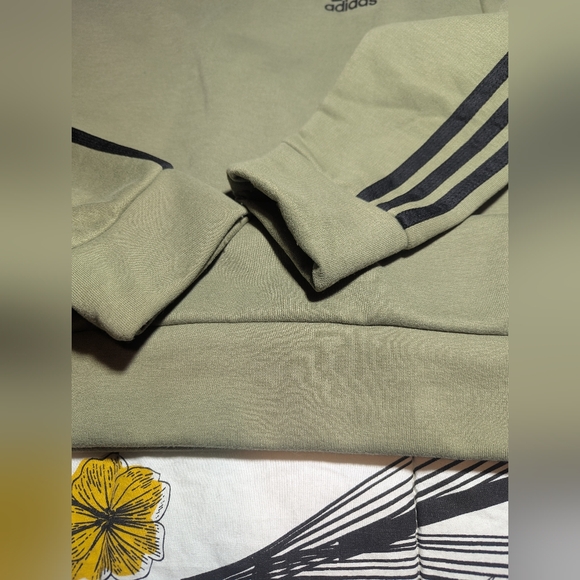 Adidas medium men's pull over sweater - Picture 3 of 4